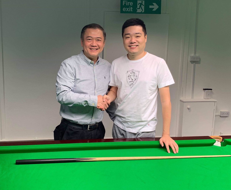 29 11:48:45 1 / 3 丁俊晖造访q-school,与小师弟们合影.