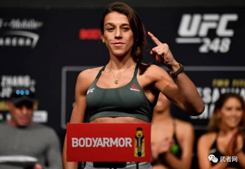 张伟丽卫冕战前称重仪式