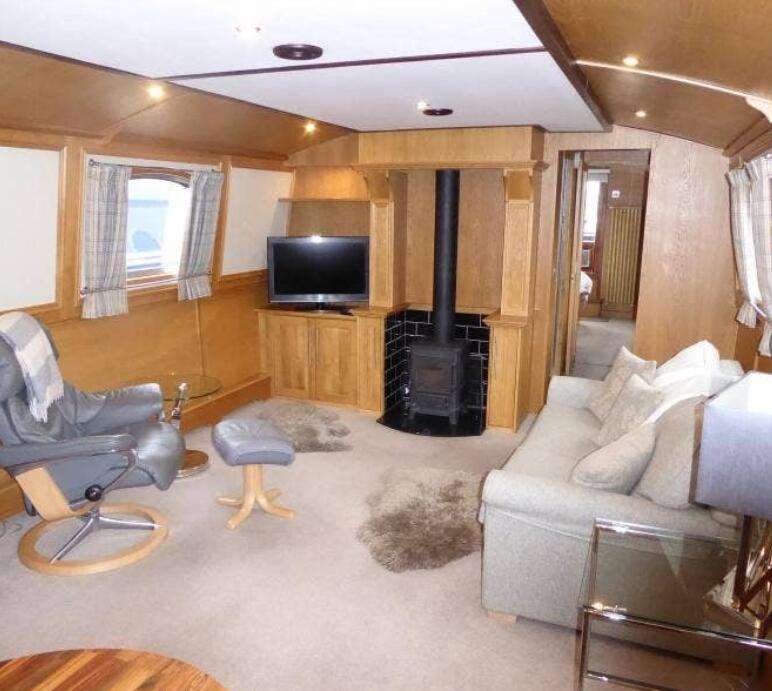 奥沙利文壕船内部