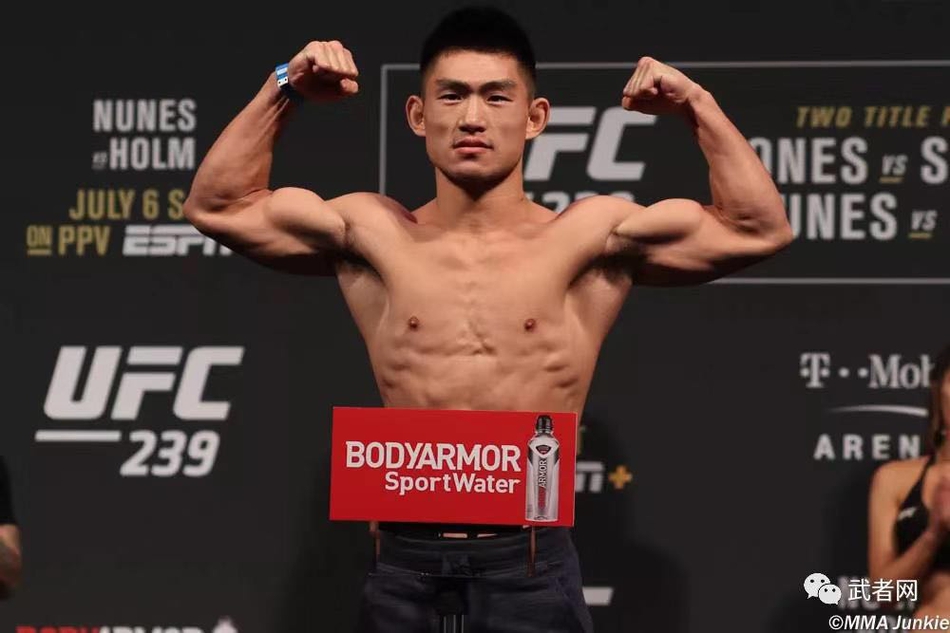 宋亚东进行赛前称重