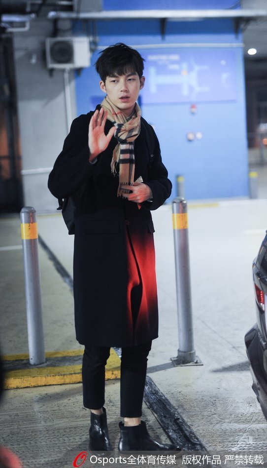 董力现身虹桥机场帅气依旧