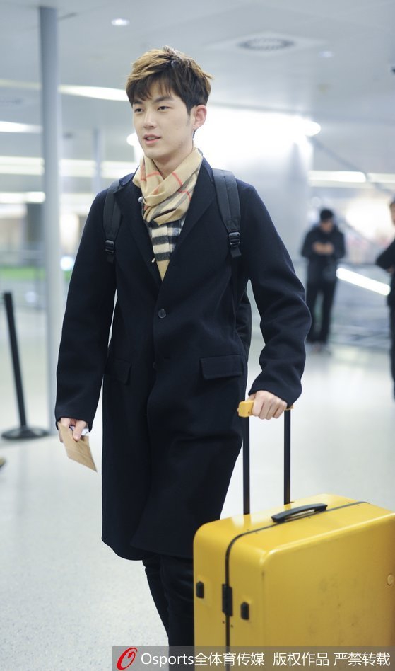 董力现身虹桥机场帅气依旧