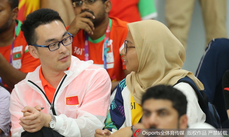 杜丽现身亚运为中国副团长讲解比赛