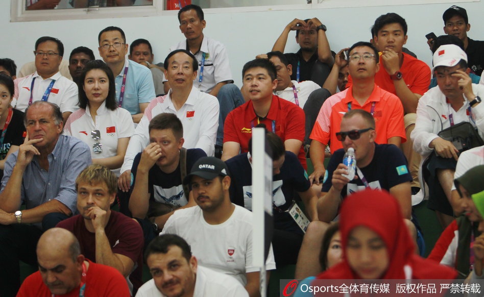 杜丽现身亚运为中国副团长讲解比赛