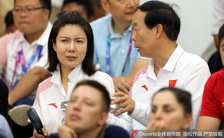 杜丽现身亚运为中国副团长讲解比赛