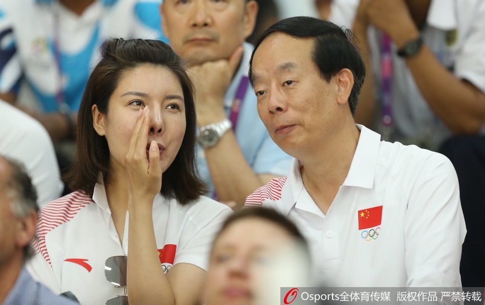 杜丽现身亚运为中国副团长讲解比赛