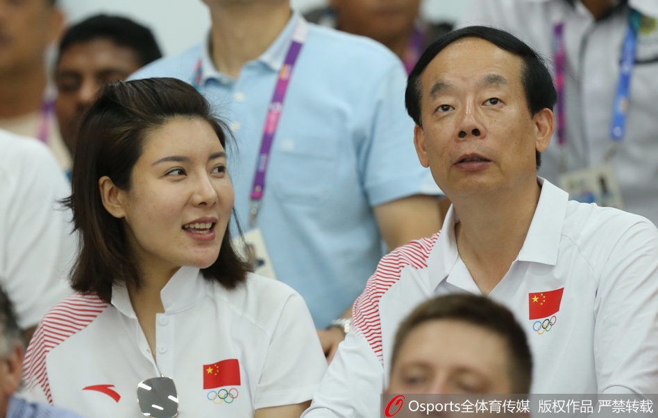 杜丽现身亚运为中国副团长讲解比赛