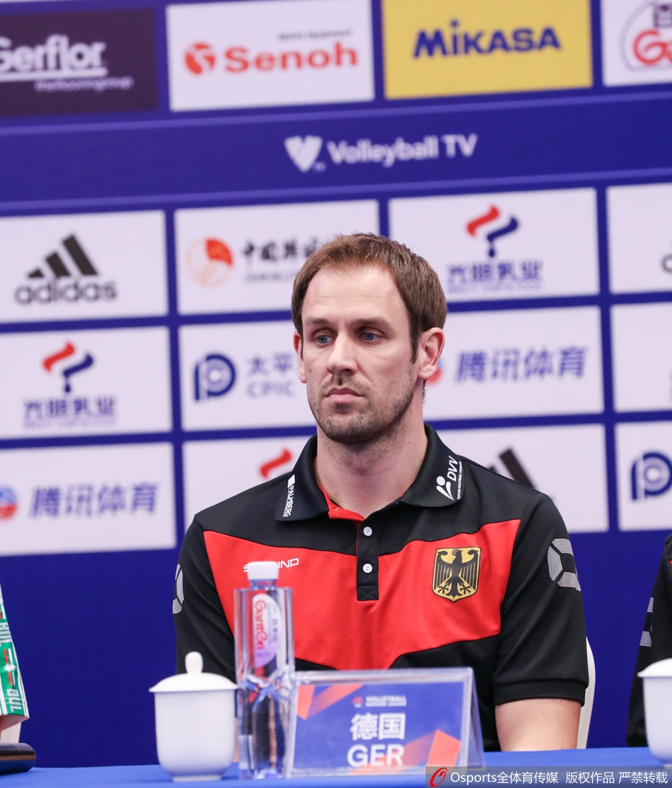 郎平携朱婷出席宁波站前发布会