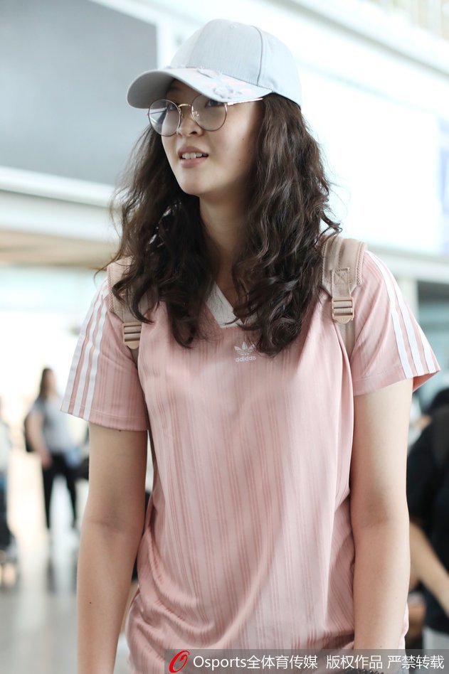 惠若琪大长腿现身机场