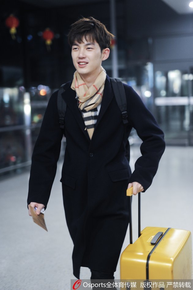 董力现身虹桥机场帅气依旧