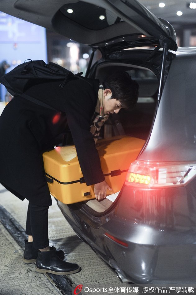 董力现身虹桥机场帅气依旧