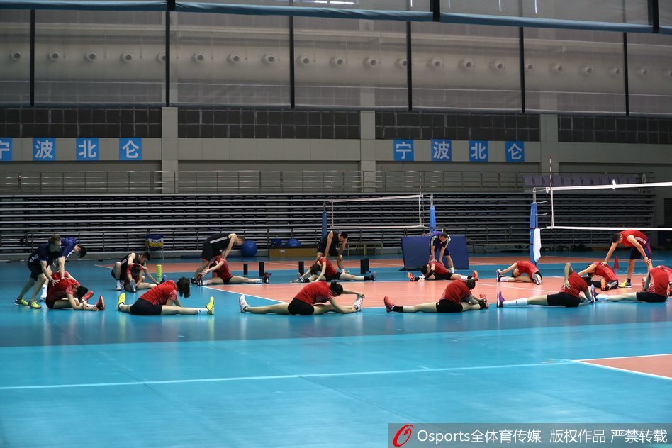 中国女排备战亚运玩踢毽子