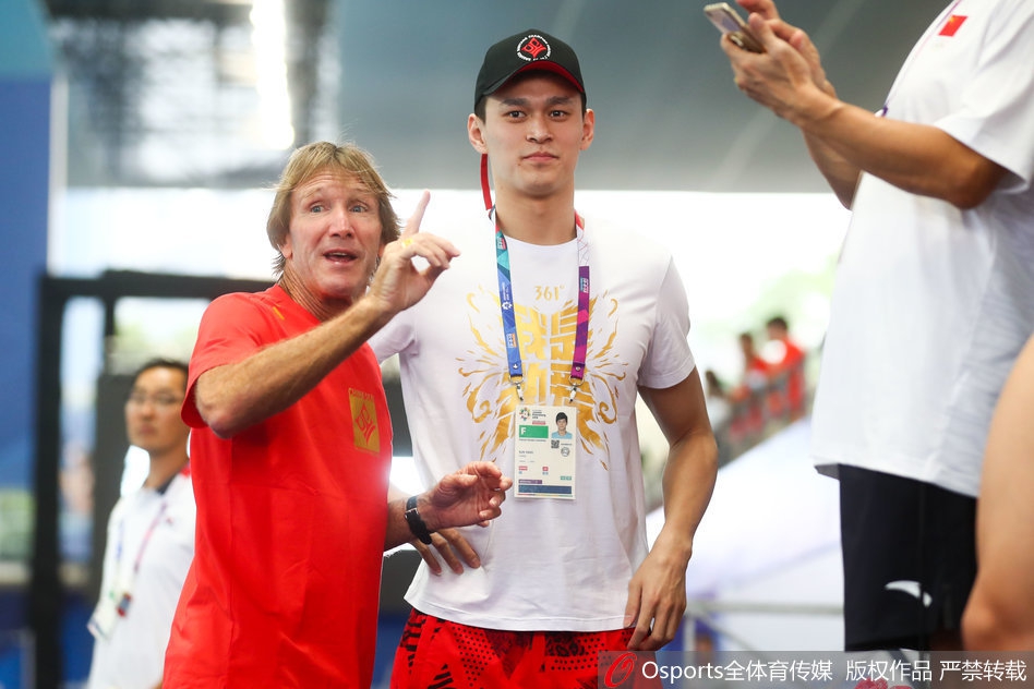 孙杨训练一丝不苟听从外教指导