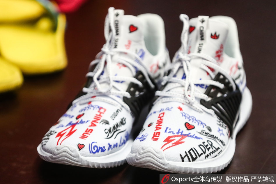 孙杨训练一丝不苟听从外教指导