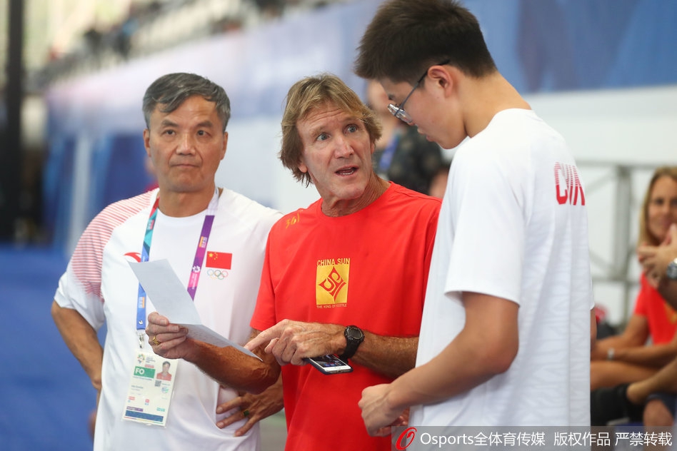 孙杨训练一丝不苟听从外教指导