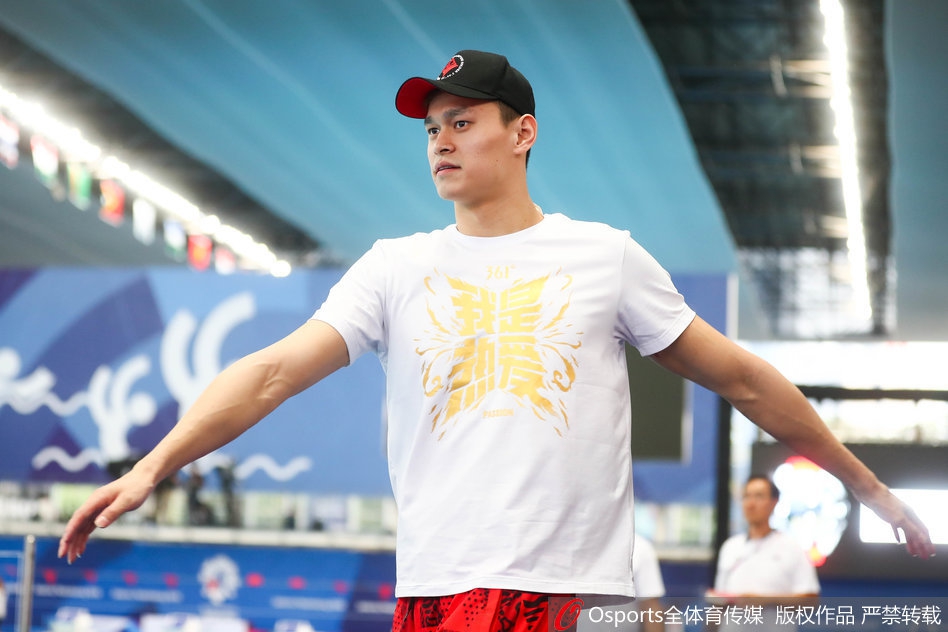 孙杨训练一丝不苟听从外教指导