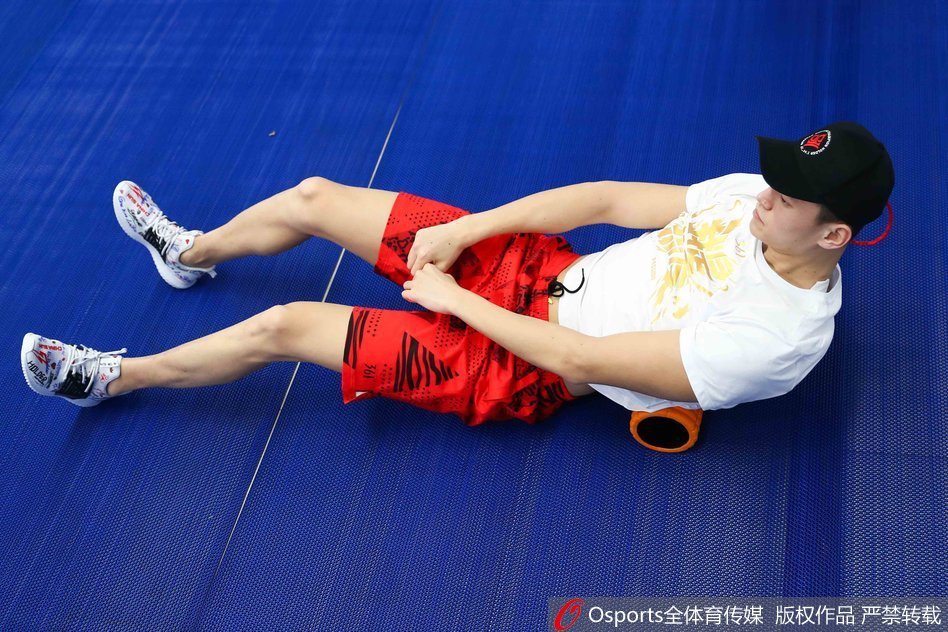 孙杨训练一丝不苟听从外教指导