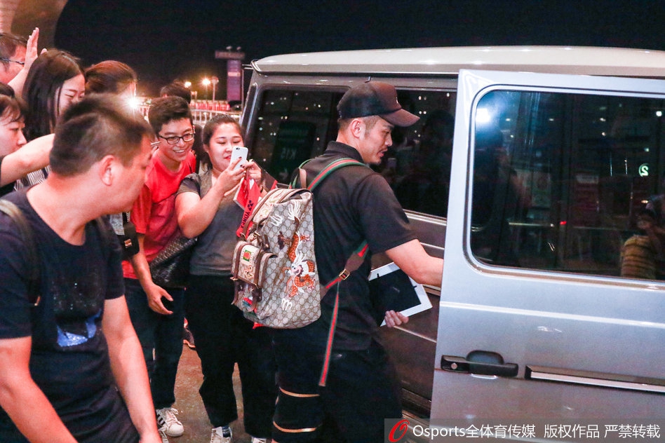 林丹返京受到粉丝追捧