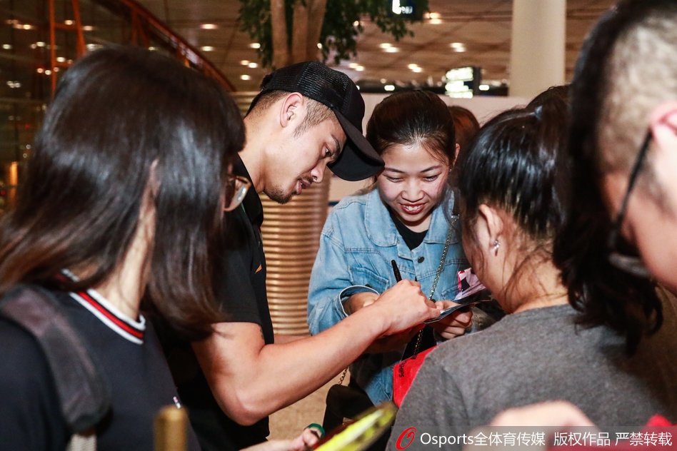 林丹返京受到粉丝追捧