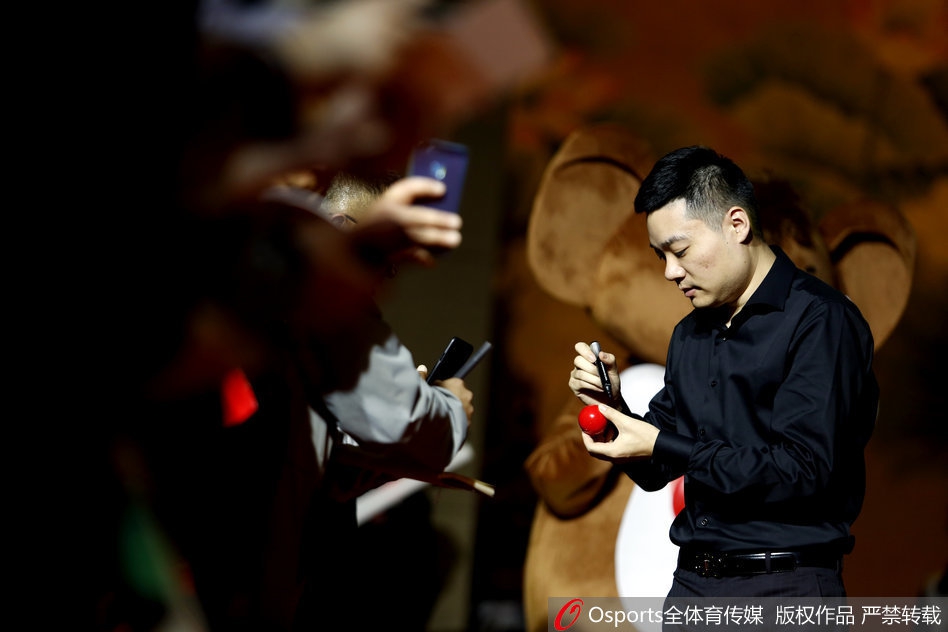 斯诺克球员盛装出席国锦赛晚宴