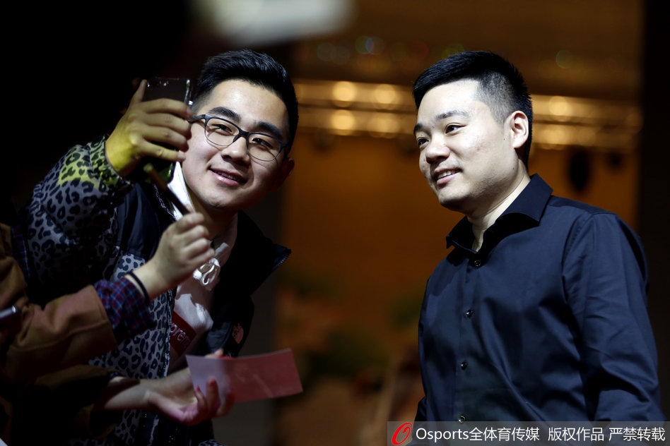 斯诺克球员盛装出席国锦赛晚宴