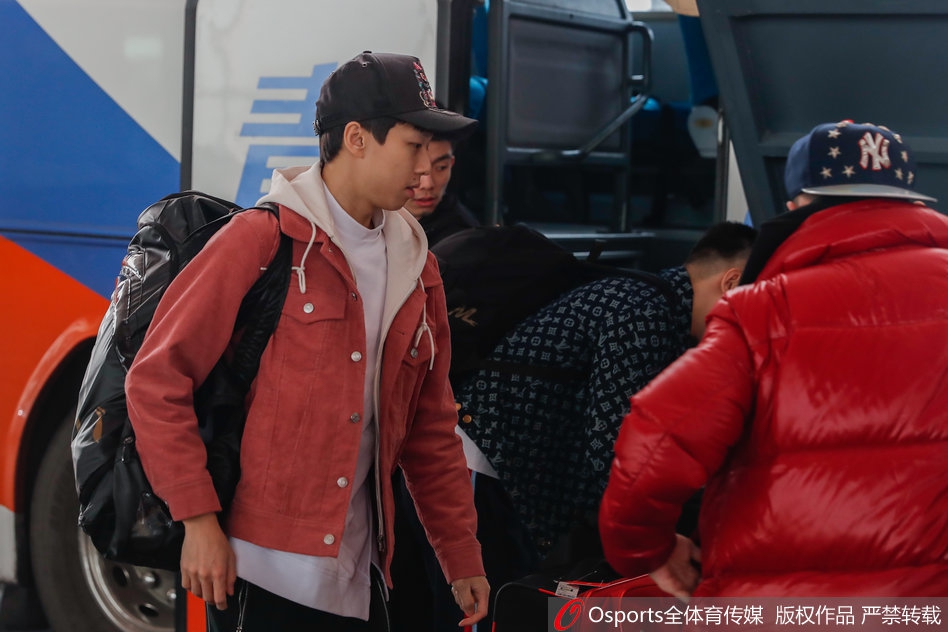 国乒现身首都机场奔赴深圳