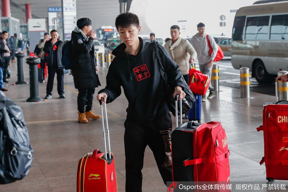 国乒现身首都机场奔赴深圳