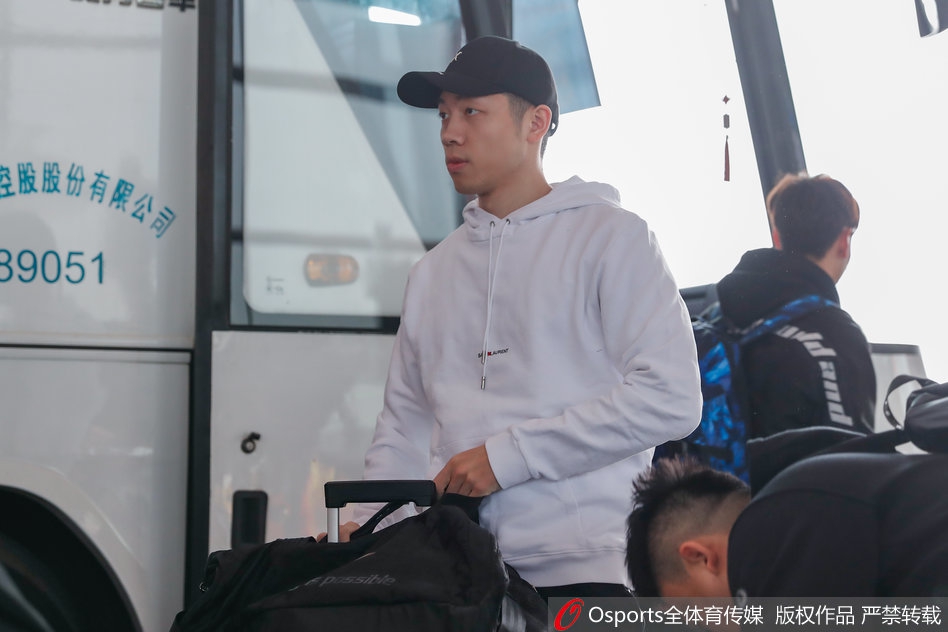 国乒现身首都机场奔赴深圳