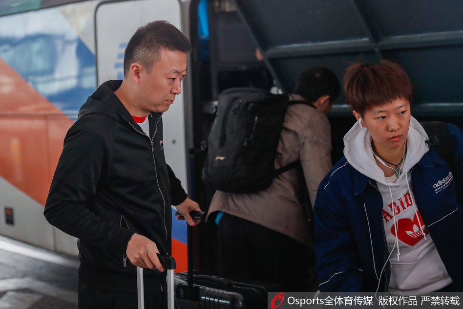 国乒现身首都机场奔赴深圳