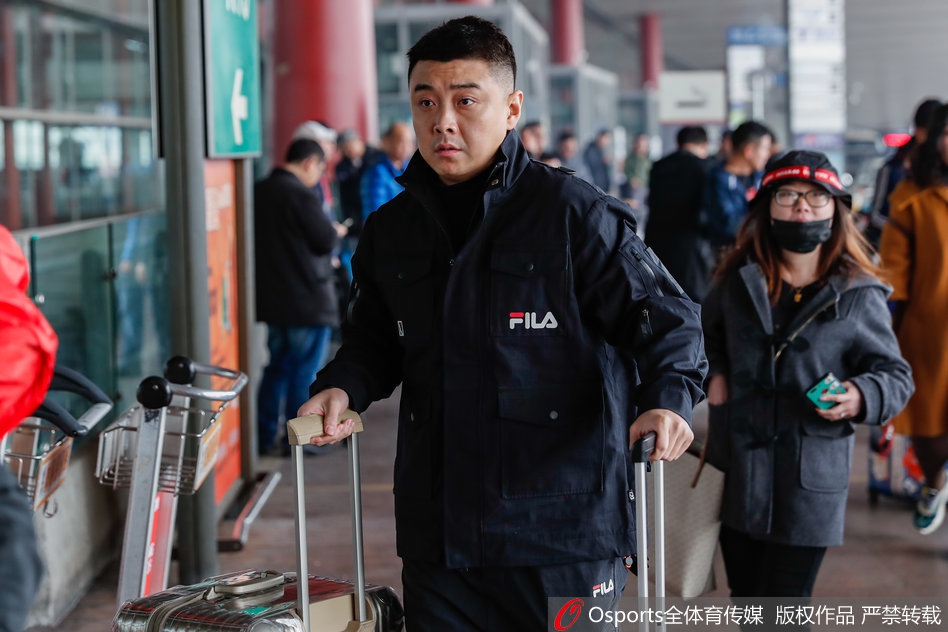 国乒现身首都机场奔赴深圳