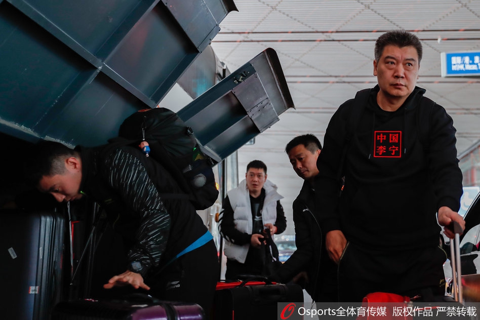 国乒现身首都机场奔赴深圳