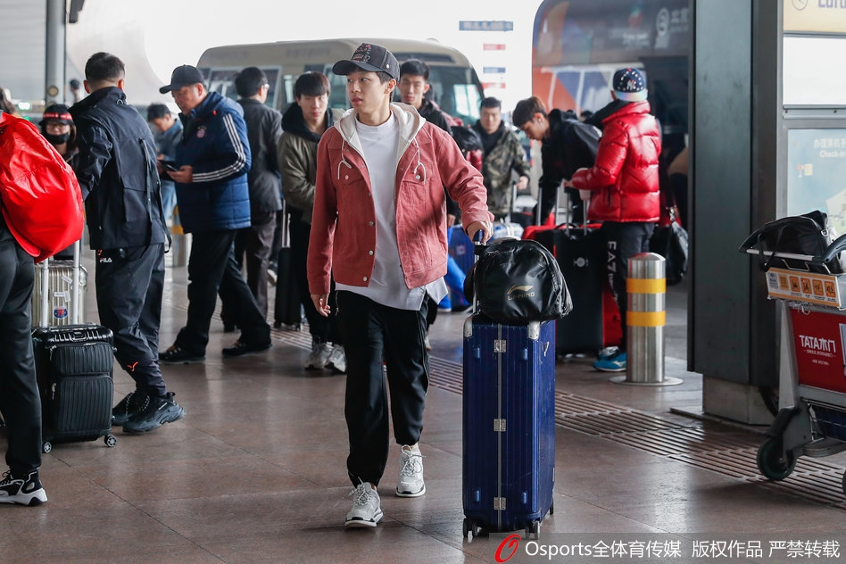 国乒现身首都机场奔赴深圳