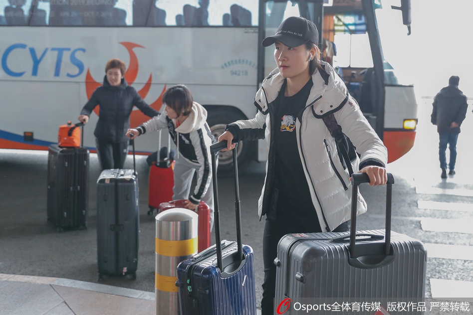 国乒现身首都机场奔赴深圳