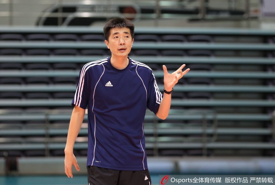 中国女排备战亚运玩踢毽子