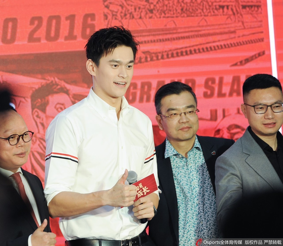 孙杨帅气出席商务活动