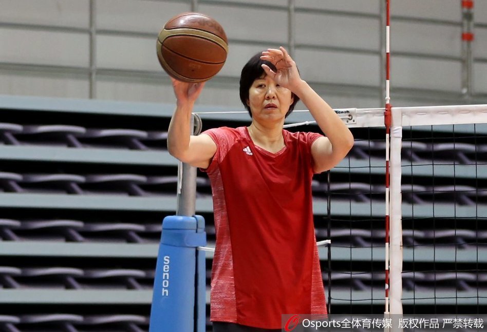 中国女排备战亚运玩踢毽子