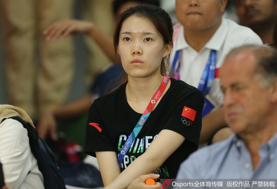 杜丽现身亚运为中国副团长讲解比赛