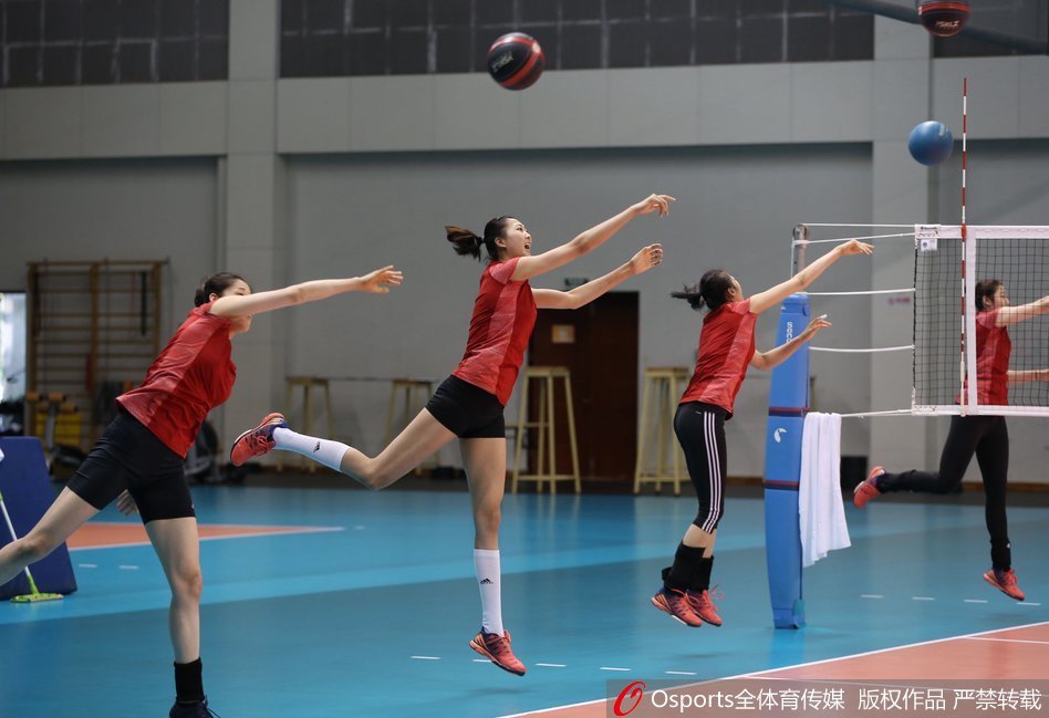 中国女排备战亚运玩踢毽子