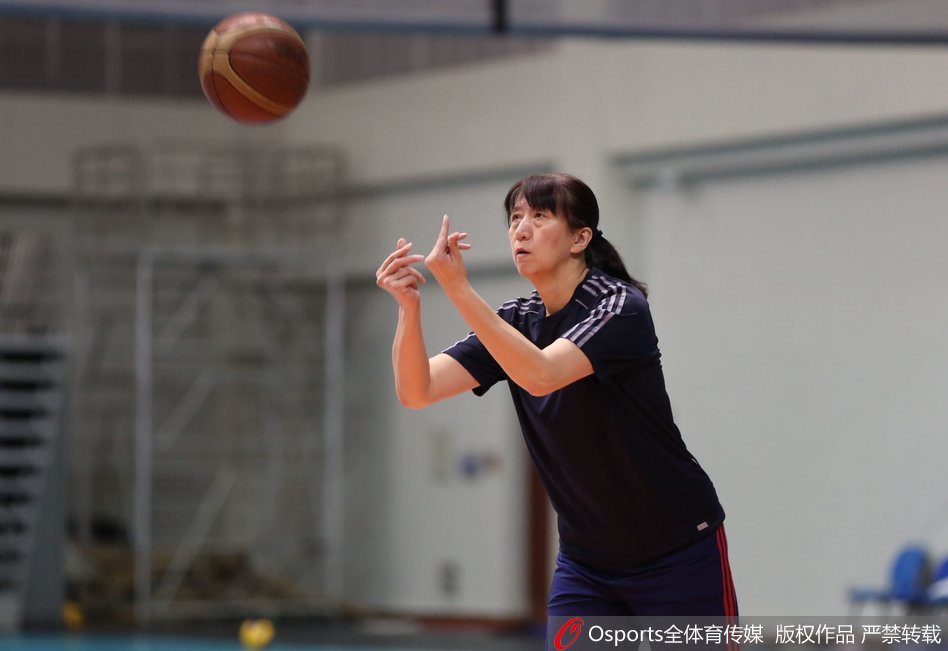 中国女排备战亚运玩踢毽子