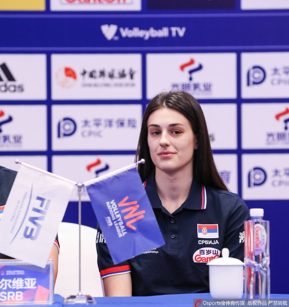 郎平携朱婷出席宁波站前发布会