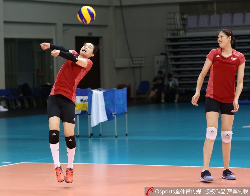 中国女排备战亚运玩踢毽子