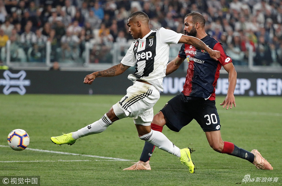 科斯塔奋力传中