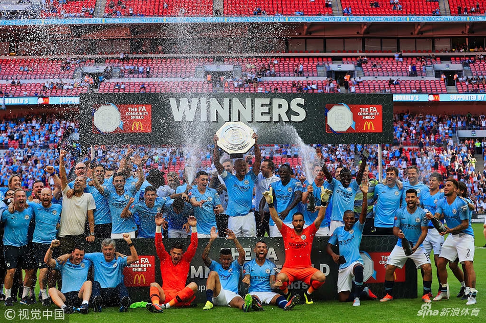 曼城夺冠全家福