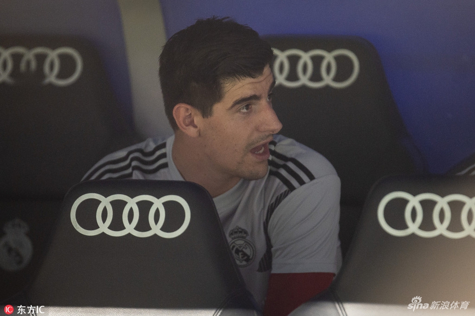 库尔图瓦坐在替补席