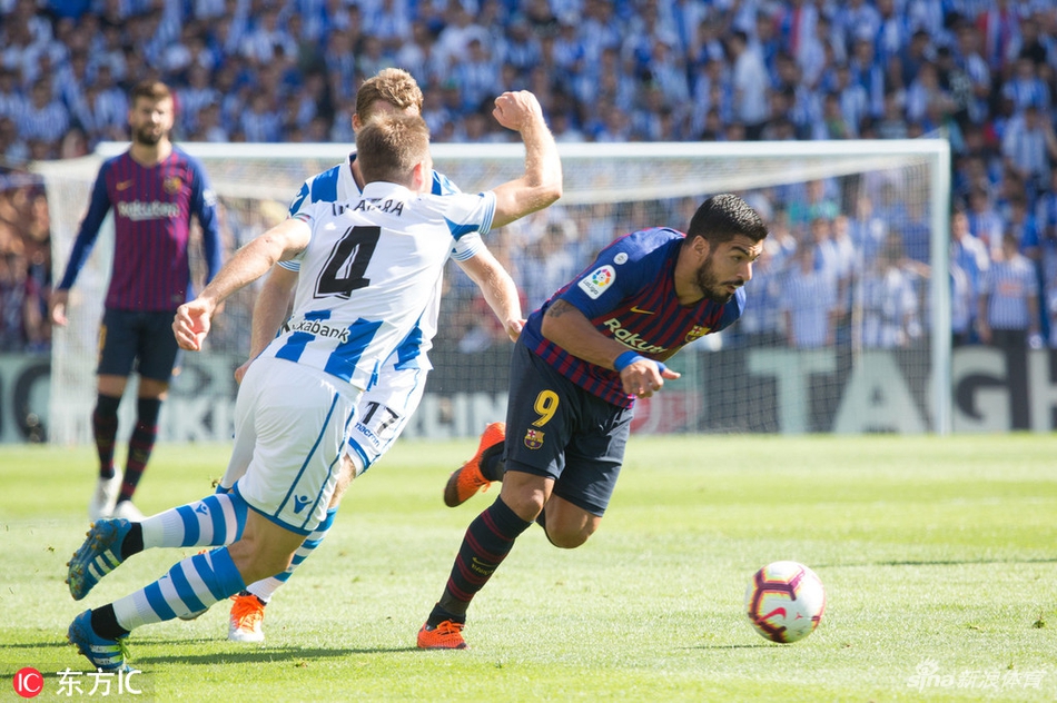 苏亚雷斯摆脱防守