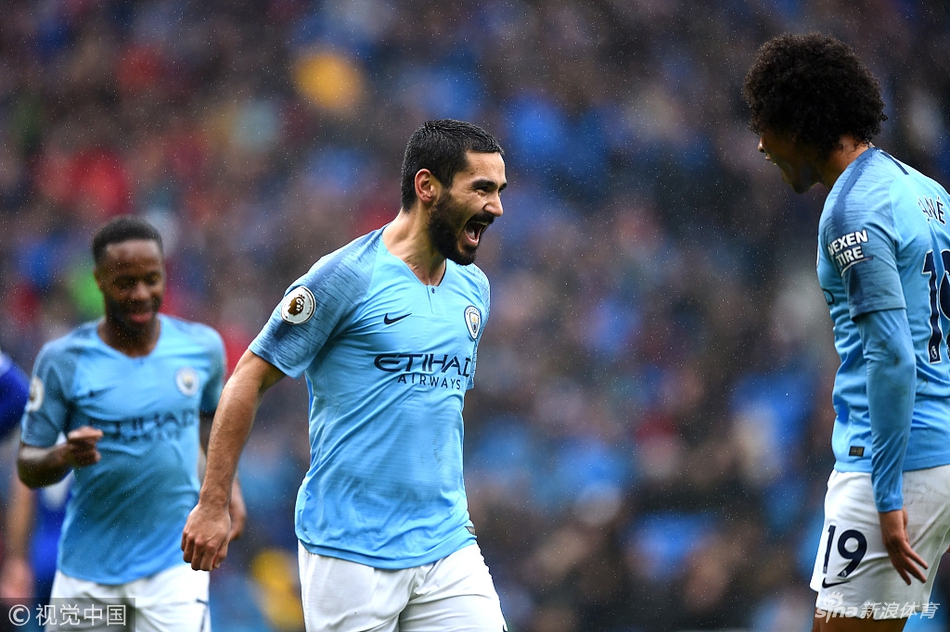 京多安与队友庆祝