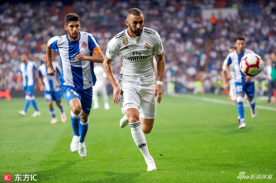 本泽马接应传球