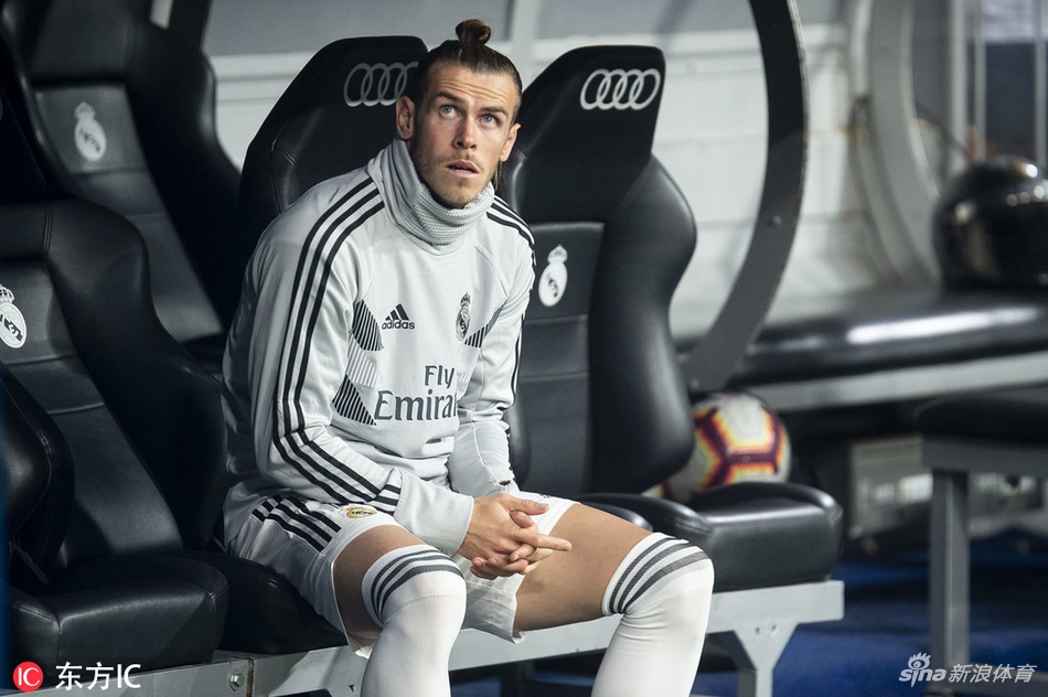 贝尔本场坐在替补席