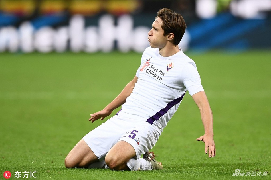 小基耶萨滑跪庆祝