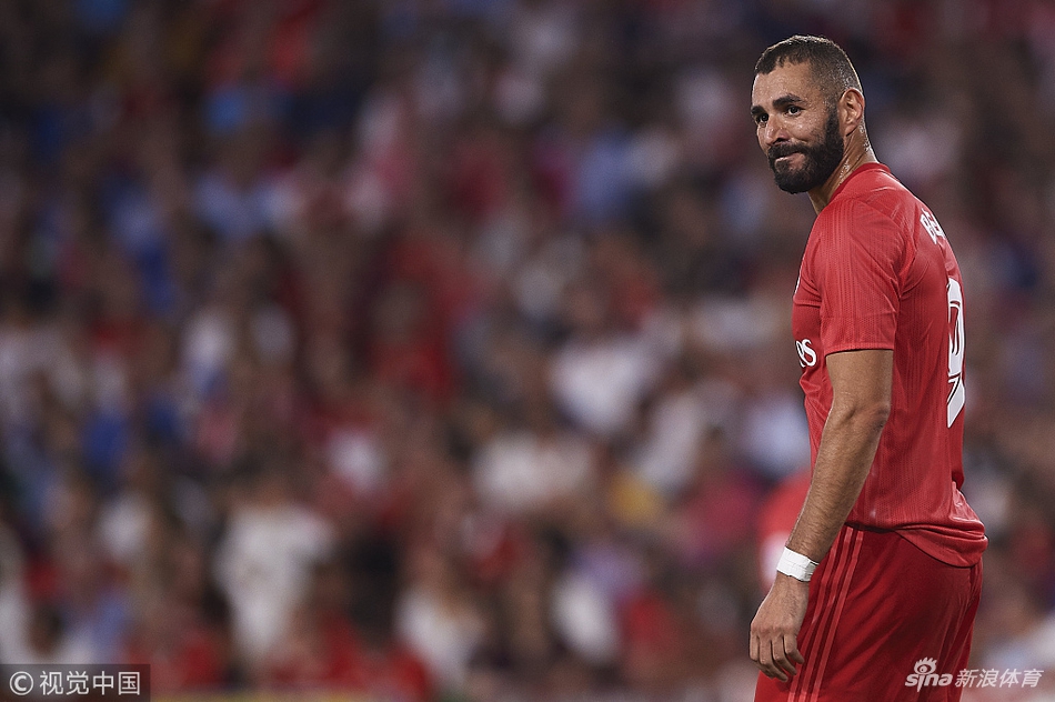 本泽马茫然无助